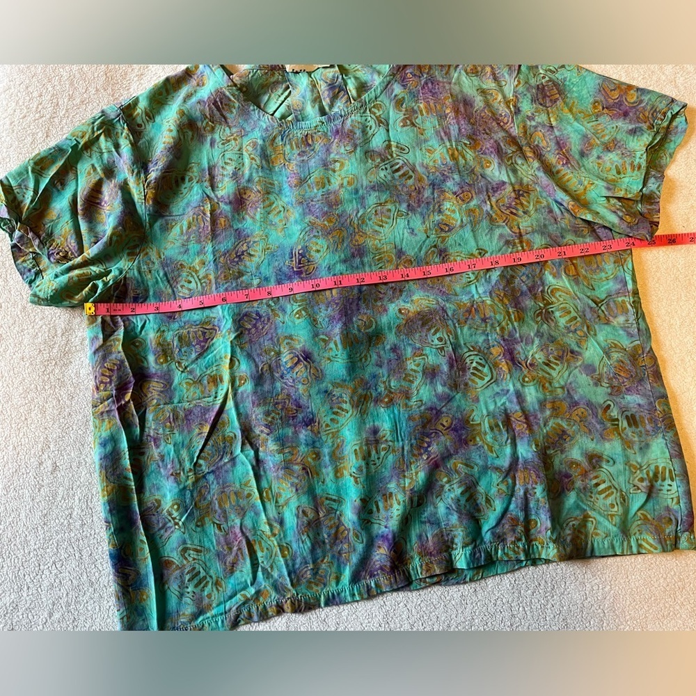 Batik Green Purple Top with gold sea turtle design. Women’s XXL - Picture 6 of 7